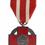 Herinneringskruis 1940-1945 van het Nederlandse Rode Kruis, met gesp Indonesië 1945-1950